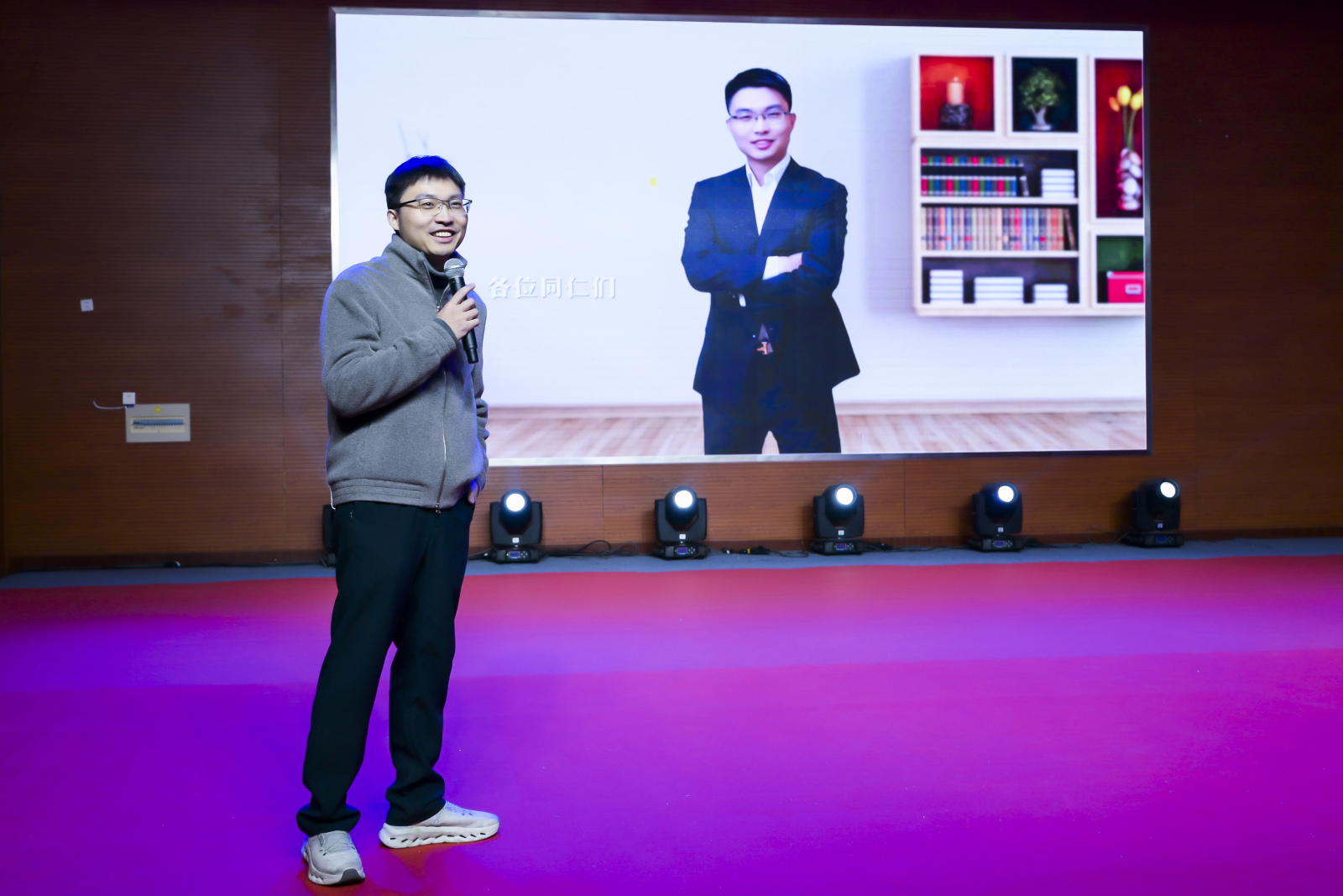 CEO Keynote Speech Tony, CEO da Glob-el, fará o discurso de abertura.